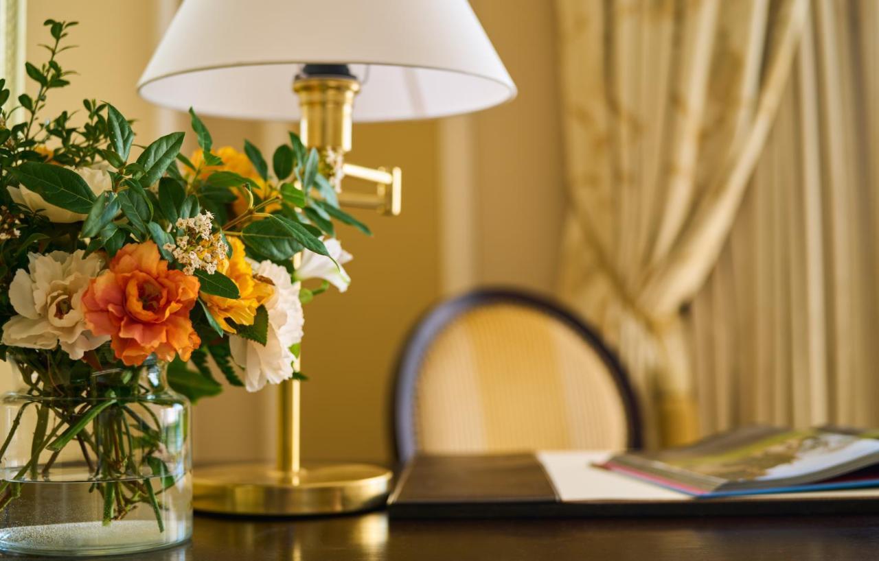Castlemartyr Resort Hotel Exteriör bild A table lamp
