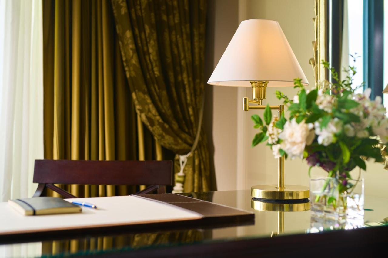Castlemartyr Resort Hotel Exteriör bild A table lamp